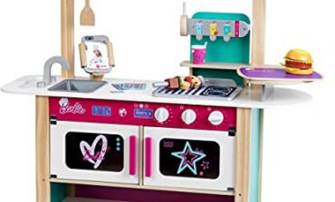 Klein Theo Theo 7324 bistro Barbie, drewno (MDF) | z grillem, piekarnikiem i lodówką | z akcesoriami do bistra I zabawka dla dzieci w wieku powyżej trzech lat 7324