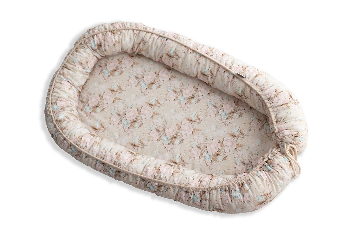 Gniazdko niemowlęce Prestige natural cotton 55x80 beżowe kwiaty materacyk pozycjonujący